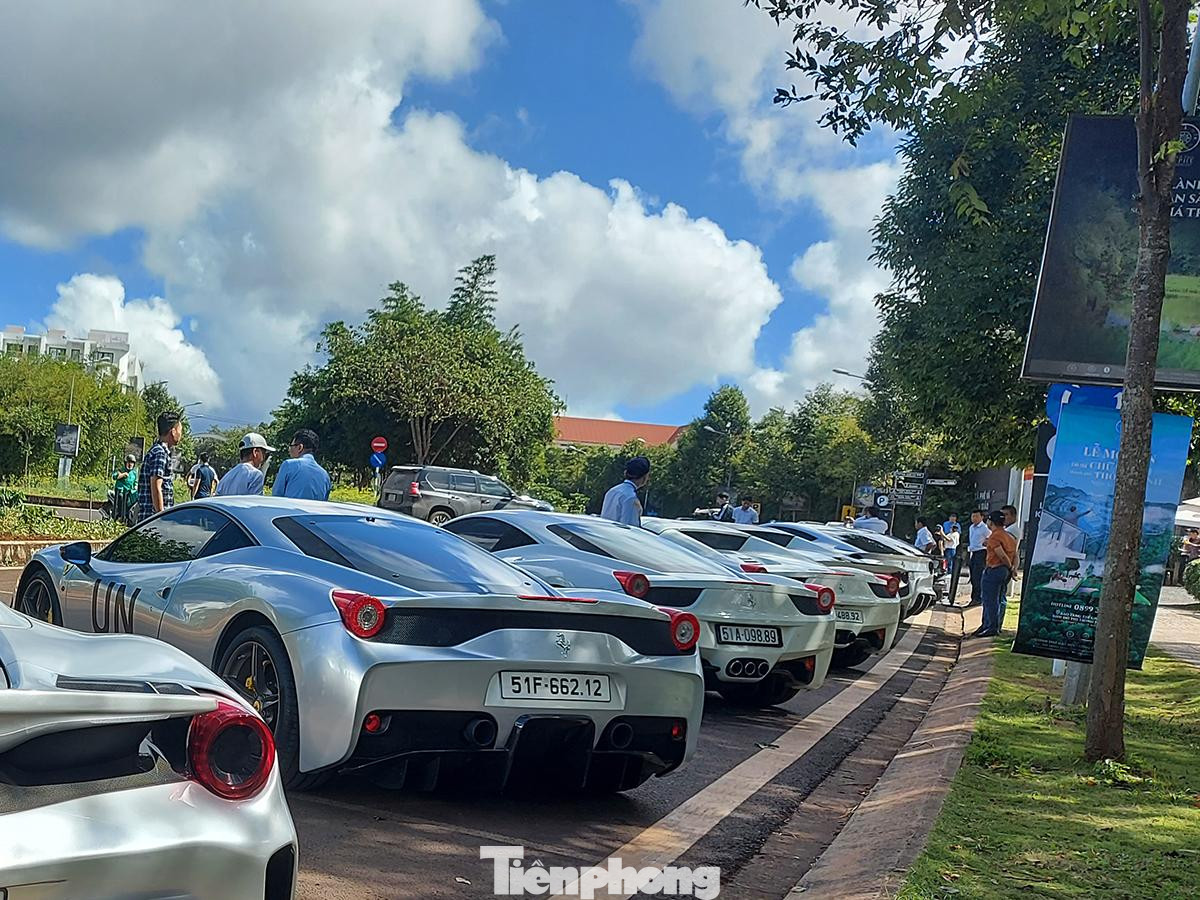 Bộ ba Ferrari 458 với biến thể mui cứng (Italia), mui trần và phiên bản hiệu năng cao Speciale. Cả 3 chiếc 458 này đều sử dụng động cơ V8, dung tích 4.5L hút khí tự nhiên, tuy nhiên công suất có sự chênh lệch. 458 Italia và 458 Spider có công suất 570 mã lực, trong khi con số này trên 458 Speciale là 605 mã lực. Mô-men xoắn cực đại của cả 3 chiếc đều ở mức 540 Nm.