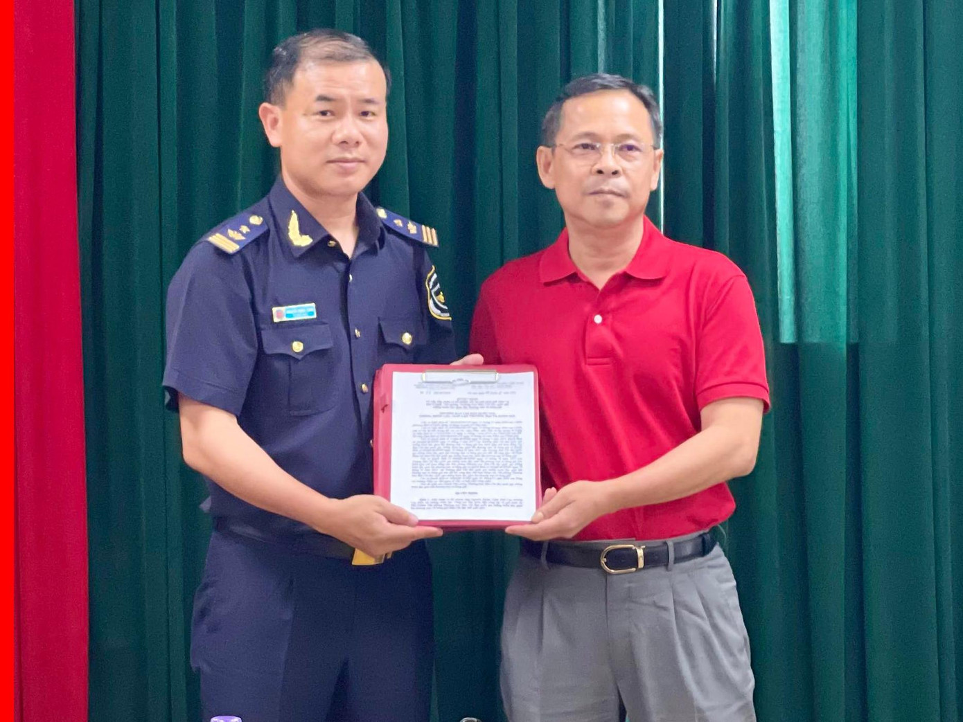 Chánh Văn phòng thường trực BCĐ 389 quốc gia Lê Thanh Hải trao quyết định tiếp nhận ông Nguyễn Minh Tuấn Chánh Văn phòng thường trực BCĐ 389 quốc gia Lê Thanh Hải trao quyết định tiếp nhận ông Nguyễn Minh Tuấn