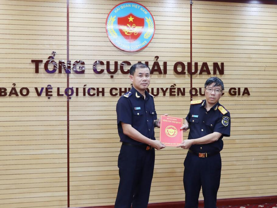 Phó Tổng cục trưởng Lưu Mạnh Tưởng (phải) trao quyết định bổ nhiệm đối với tân Phó Cục trưởng Cục Điều tra chống buôn lậu Nguyễn Minh Tuấn Phó Tổng cục trưởng Lưu Mạnh Tưởng (phải) trao quyết định bổ nhiệm đối với tân Phó Cục trưởng Cục Điều tra chống buôn lậu Nguyễn Minh Tuấn