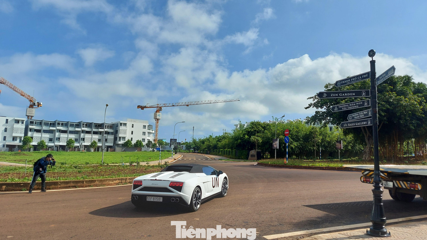 Hiện tại, dàn xe của ông Đặng Lê Nguyên Vũ đã vượt mốc 20 chiếc, chỉ tính riêng siêu xe và xe siêu sang. Nổi bật nhất là bộ ba hypercar gồm Bugatti Veyron, McLaren Senna và Porsche 918 Spyder. Những cái tên thuộc dạng hiếm có cũng xuất hiện trong garage của vua cà phê Việt Nam phải kể đến là Ford GT, Ferrari 488 Pista Spider, Mercedes-AMG GT R Pro, Audi R8 V10 Performance. Ông Vũ được xem là người sở hữu nhiều siêu xe nhất Việt Nam hiện nay.