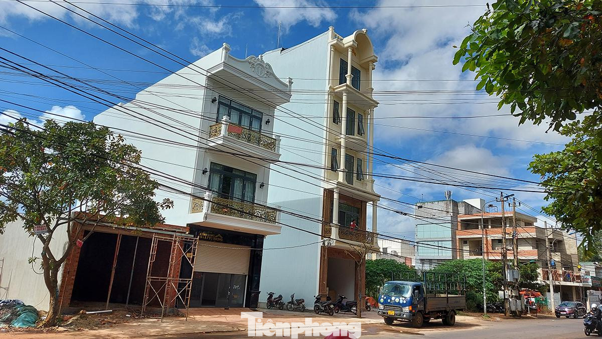 Sáu hộ nêu trên đã được cấp sổ đỏ. Một số hộ đã xây nhà lầu khang trang.