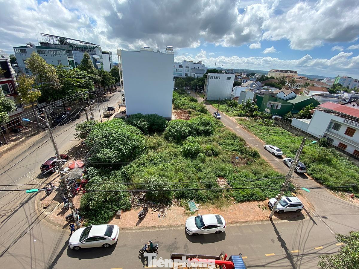 Đắk Lắk giao 6 thửa đất ở khu dân cư 47 Lý Tự Trọng (TP.Buôn Ma Thuột) cho 6 hộ dân (trong đó có người nhà một nguyên lãnh đạo tỉnh) nhưng xác định giá thu tiền sử dụng đất không đúng quy định, gây thiệt hại ngân sách trên 2,4 tỷ đồng.