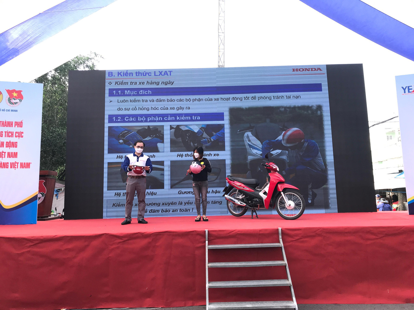 HEAD Phát Tiến hướng dẫn học viên đội mũ bảo hiểm