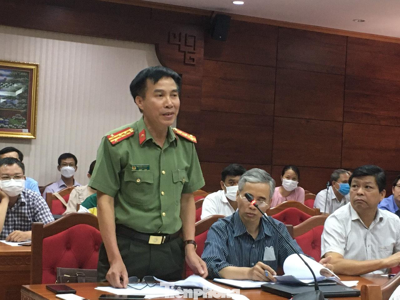 Đại tá Nguyễn Văn Quy - Trưởng phòng Tham mưu, Công an tỉnh Đắk Lắk trả lời báo chí liên quan kết quả điều tra vụ mua sắm kit test Việt Á trên địa bàn tỉnh. Ảnh: An Phú Đại tá Nguyễn Văn Quy - Trưởng phòng Tham mưu, Công an tỉnh Đắk Lắk trả lời báo chí liên quan kết quả điều tra vụ mua sắm kit test Việt Á trên địa bàn tỉnh. Ảnh: An Phú