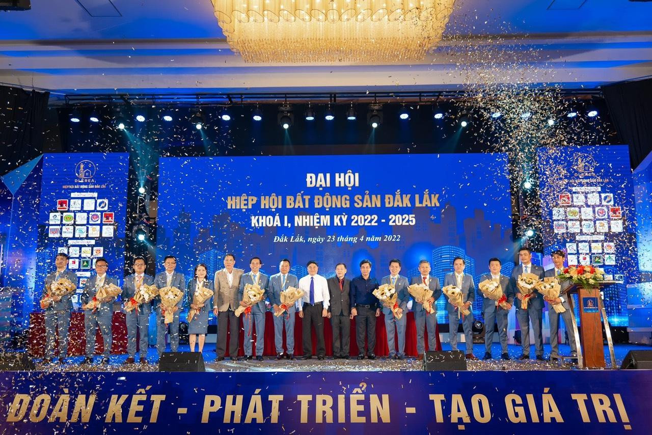 Lãnh đạo tỉnh Đắk Lắk chúc mừng Đại hội lần thứ I nhiệm kỳ 2022-2025 của Hiệp hội Bất động sản tỉnh Đắk Lắk thành công