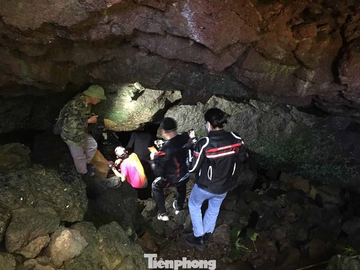 Các thành viên trong đoàn bắt đầu khám phá Hang Nước - một hang thuộc hệ thống hang động núi lửa Nâm Blang