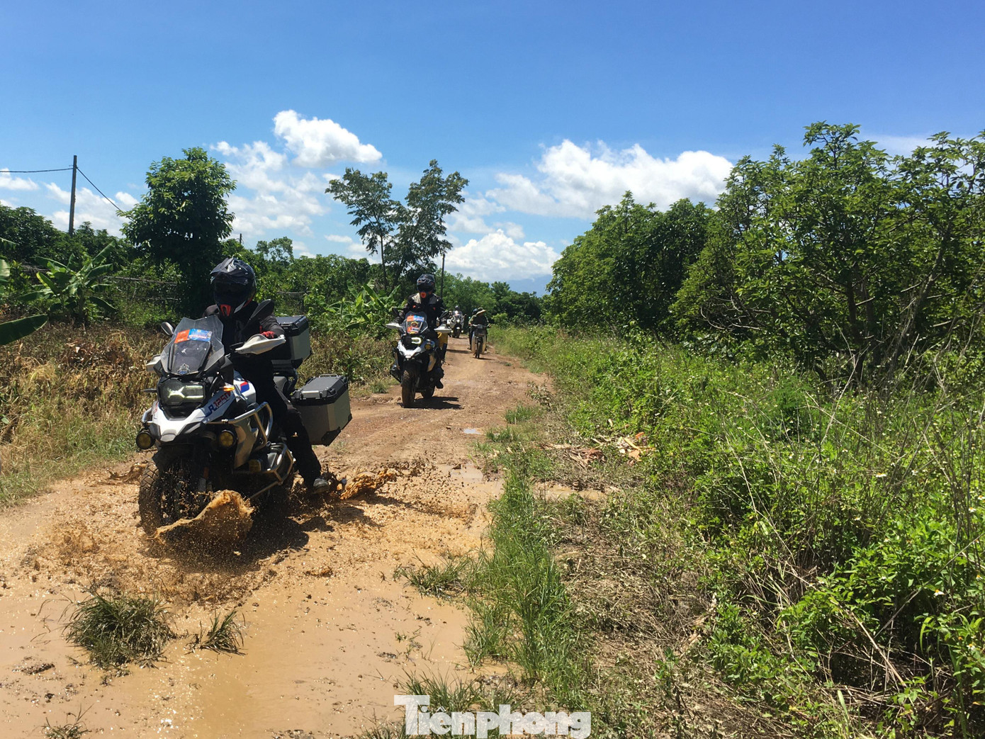 Đường đi nhiều đoạn dốc đá lởm chởm, hố nước sâu