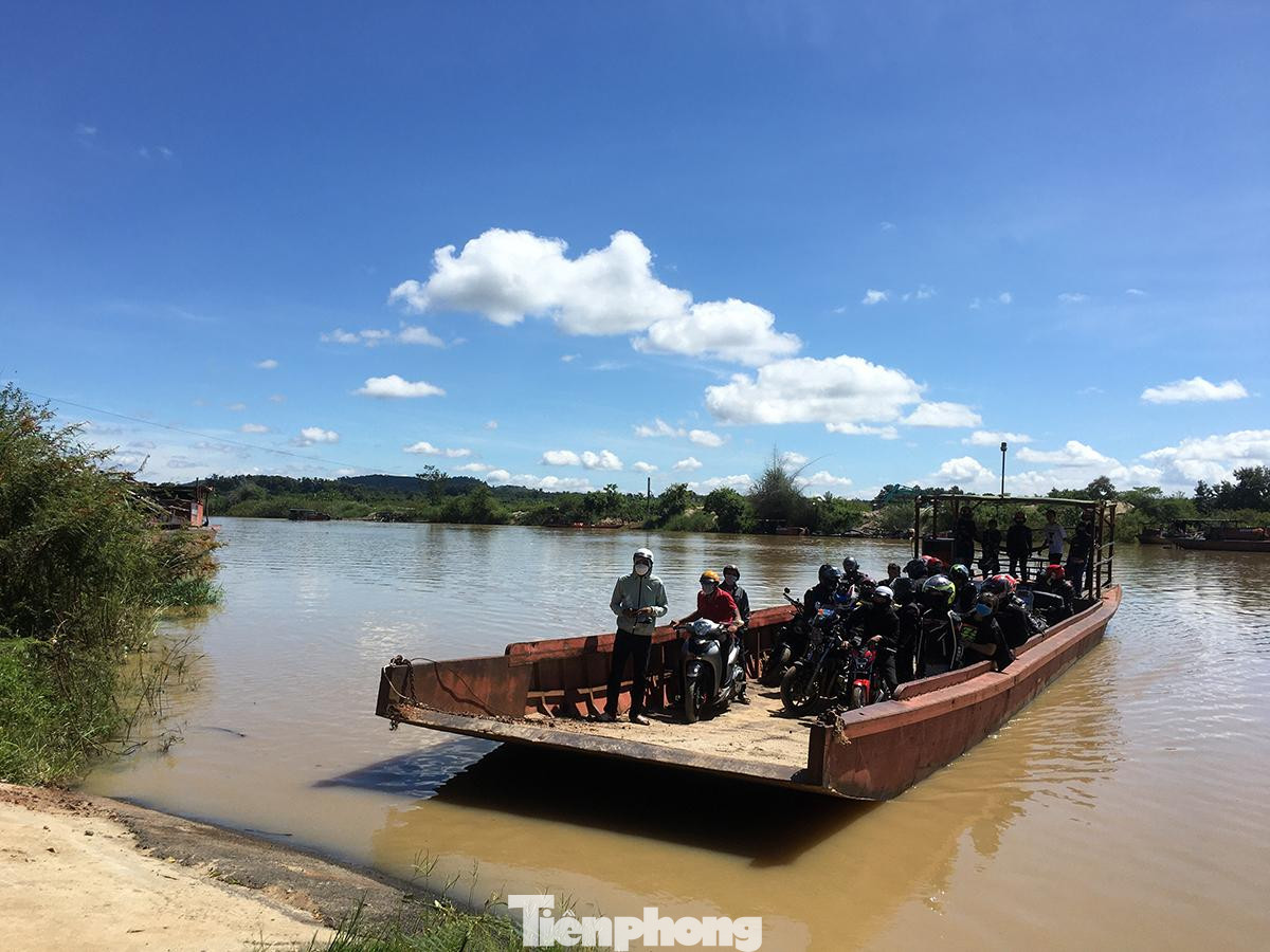 Tiếp đó, đoàn đi theo đường Tố Hữu vào tỉnh lộ 682, qua xã Hòa Khánh, thẳng tới bến cát Quỳnh Ngọc (xã Ea Na, huyện Krông Ana), lên phà băng qua sông Sêrêpốk sang địa phận xã Buôn Choah, huyện Krông Nô, Đắk Nông.