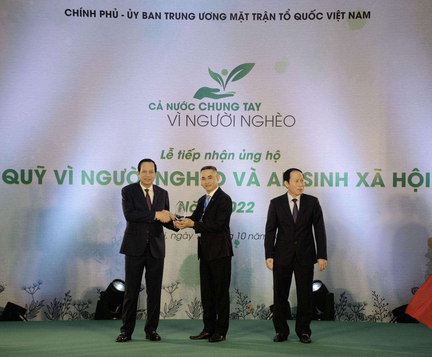 Bảo Việt luôn đồng hành cùng cộng đồng trong suốt những năm qua Bảo Việt luôn đồng hành cùng cộng đồng trong suốt những năm qua