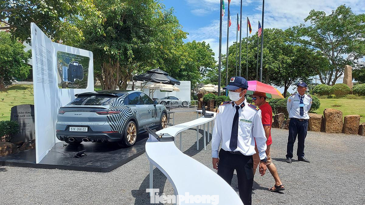 Tiếp đến là bộ ba ngựa Đức Porsche với 2 chiếc 911 Turbo thế hệ 992 và chiếc Cayenne Turbo GT vừa cập bến Việt Nam vừa qua.