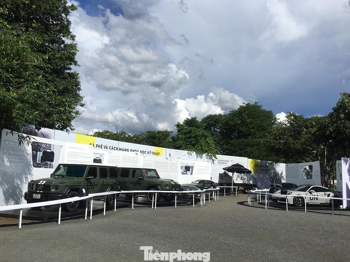 Trong khuôn khổ sự kiện ‘Nguồn cảm hứng tạo tác nên những tuyệt phẩm cà phê năng lượng' diễn ra hai ngày cuối tuần 25-26/6 tại Bảo tàng Thế giới cà phê (TP.Buôn Ma Thuột, Đắk Lắk), giới mê xe được chiêm ngưỡng dàn xe 'khủng' của ông Đặng Lê Nguyên Vũ.