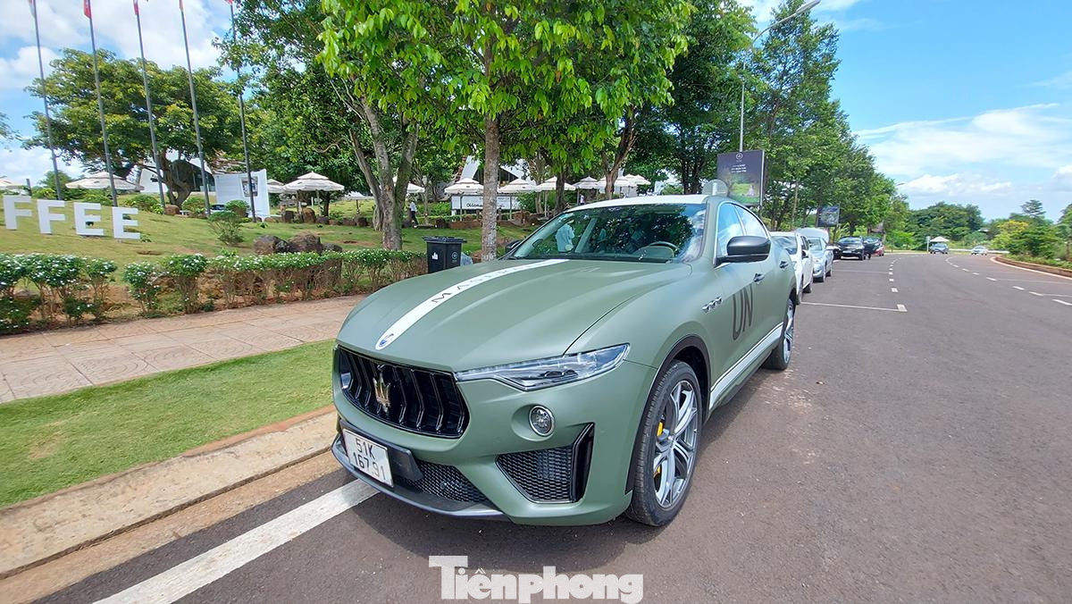 Đầu tiên phải kể đến chiếc Maserati Levante Trofeo Launch Editon, phiên bản đặc biệt, chỉ được sản xuất giới hạn 100 chiếc trên toàn cầu. Xe được ra mắt lần đầu tiên vào năm 2019 tại Triển lãm Geneva. Maserati chỉ cung cấp 3 tùy chọn màu sơn cho phiên bản xe này, bao gồm xanh Blu Emozione Matte, vàng Giallo Modenese và đỏ Rosso Magma. Khi về tay ông Đặng Lê Nguyên Vũ năm 2020, xe đã được đổi sang màu xanh quân đội, kết hợp với những đường sọc màu trắng nhằm tạo điểm nhấn.