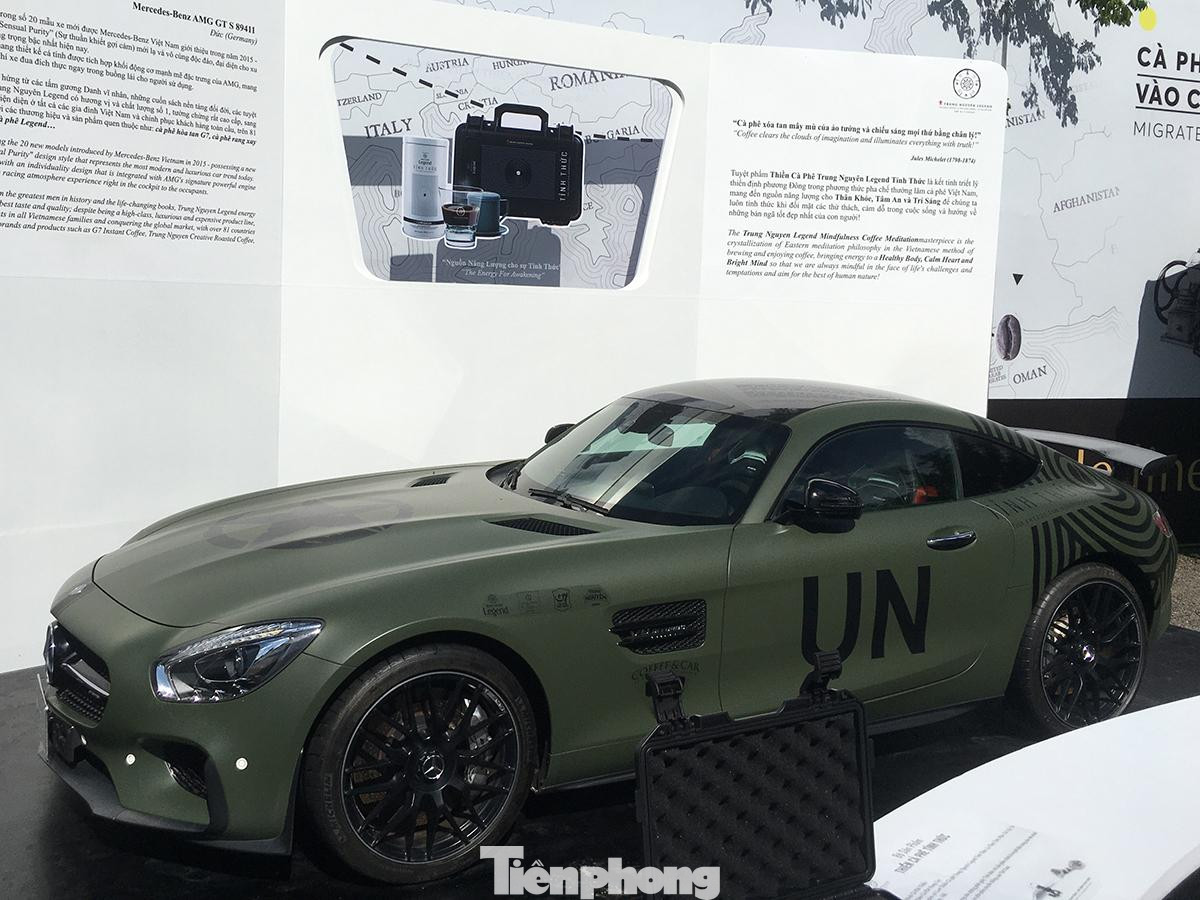 Chiếc Mercedes-AMG GT S Edition 1 đầu tiên tại Việt Nam. Khi vừa về nước, xe sở hữu lớp sơn màu đen nhám. Tuy nhiên khi về tay ông Vũ, chiếc siêu xe này đã được sơn lại màu trắng và dán decal màu xanh quân đội quen thuộc.