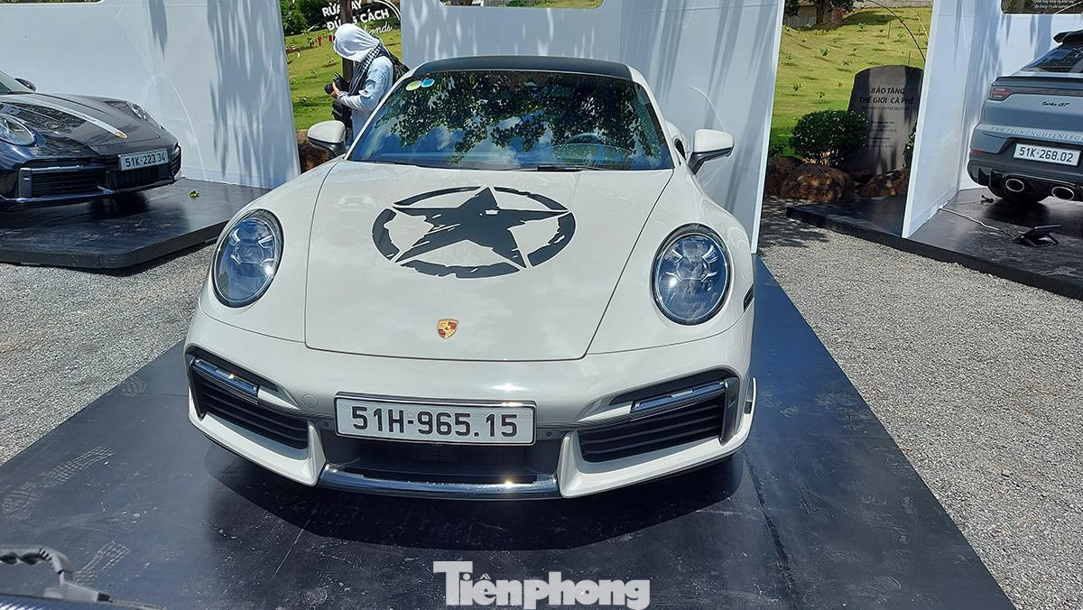 Bộ đôi xe thể thao đắt giá Porsche 911 Turbo và 911 Turbo S thế hệ mới này là 1 trong chưa đến 5 chiếc tại Việt Nam. Chiếc 911 Turbo thì có lớp ngoại thất màu đen, còn Turbo S mang phối màu xám Crayon đặc biệt.