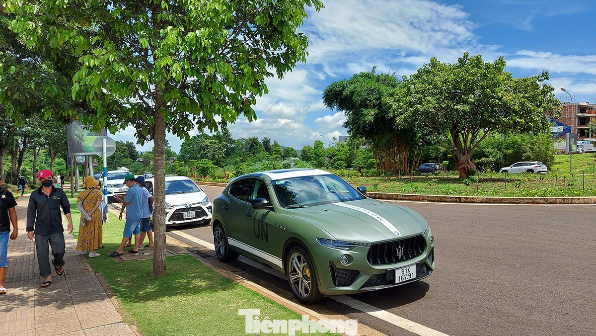 Xe được trang bị động cơ V8, dung tích 3.8L tăng áp kép do Ferrari sản xuất, sản sinh công suất 590 mã lực và 730 Nm mô-men xoắn. Đi kèm hộp số tự động 8 cấp và hệ dẫn động 4 bánh, Levante Trofeo Launch Editon có khả năng tăng tốc 0-100 km/h trong 3,9 giây. Tại Việt Nam, ngoài chiếc xe này chỉ có một chiếc Levante Trofeo Launch Editon khác mang màu sơn xanh Blu Emozione Matte. Mức giá cụ thể của Maserati Levante Trofeo Launch Edition là 15,468 tỷ đồng, đắt nhất dòng Levante, cạnh tranh với các đối thủ như Range Rover LWB P530 Autobiography (16,199 tỷ đồng) hay Aston Martin DBX (16,7 tỷ đồng).