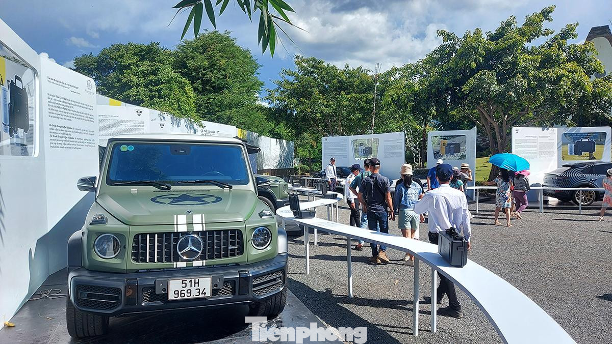 Cặp Mercedes-AMG G 63 được dán màu xanh nhám theo đúng ý thích của chủ nhân với cản trước màu đen và có viền trang trí màu trắng. Mỗi chiếc có giá trị vào khoảng 12-13 tỉ đồng tại Việt Nam. Đây cũng là mẫu xe được nhập về Việt Nam rất nhiều thời gian qua thông qua loại hình quà biếu tặng.