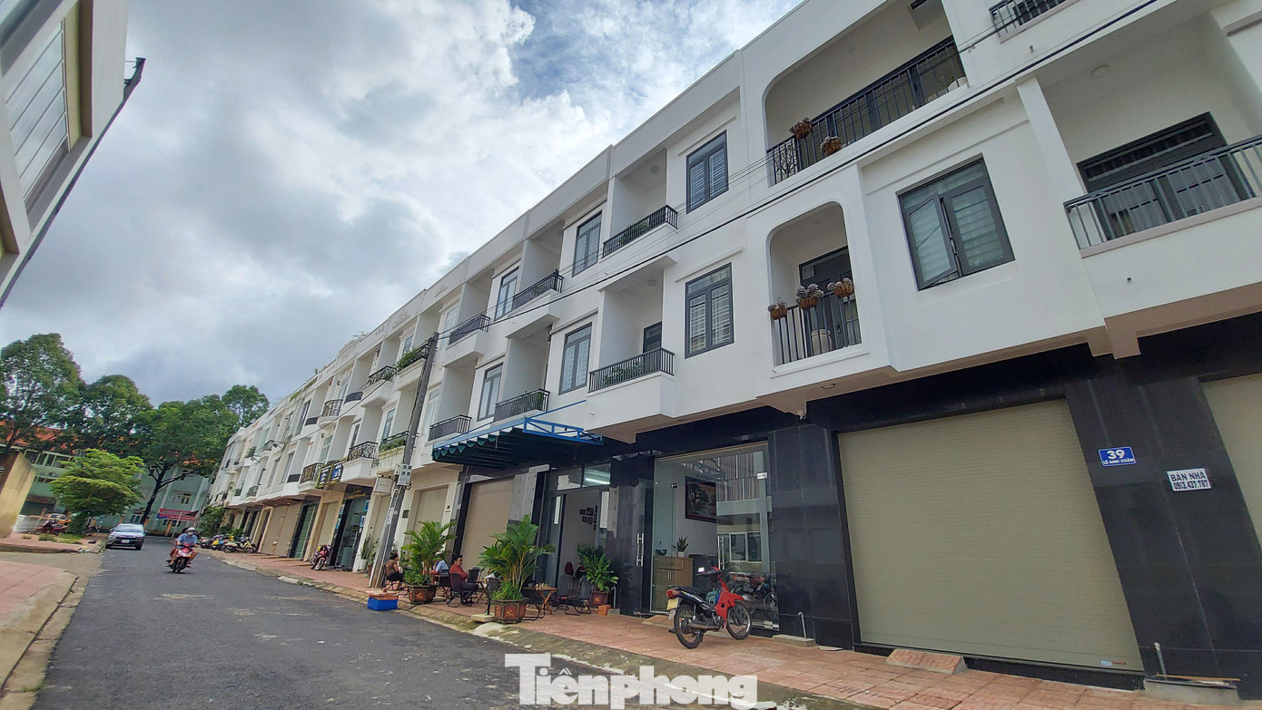 Đoạn đường và dãy nhà tự ý gắn số và tên đường Lê Anh Xuân Đoạn đường và dãy nhà tự ý gắn số và tên đường Lê Anh Xuân