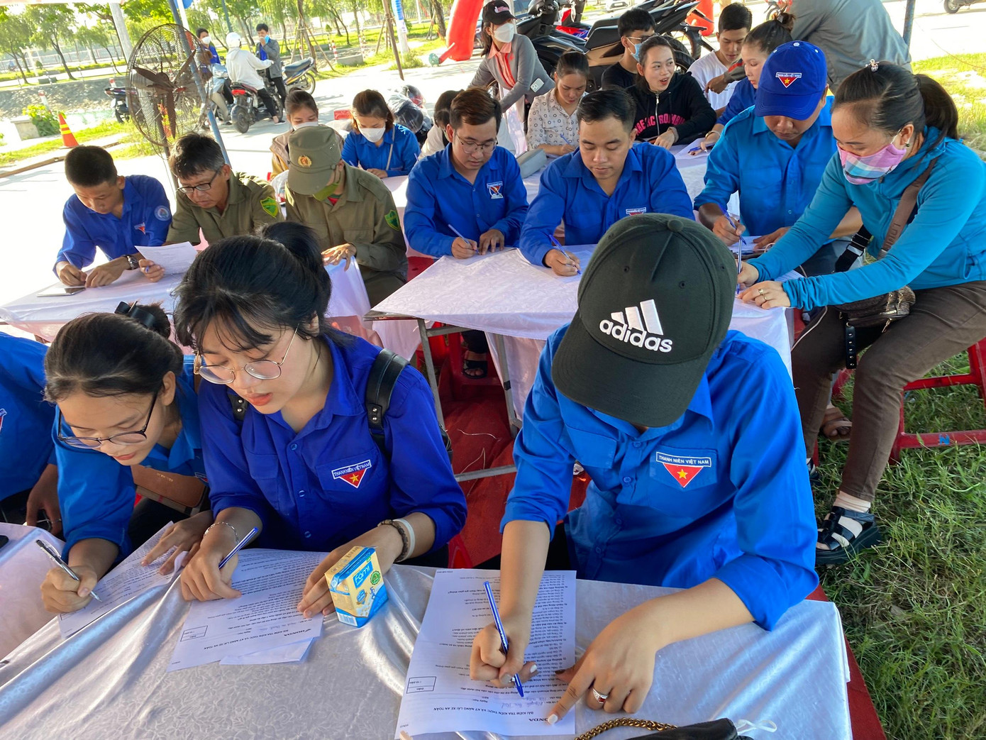 HEAD Quốc Tiến - Học viên làm bài thi lý thuyết