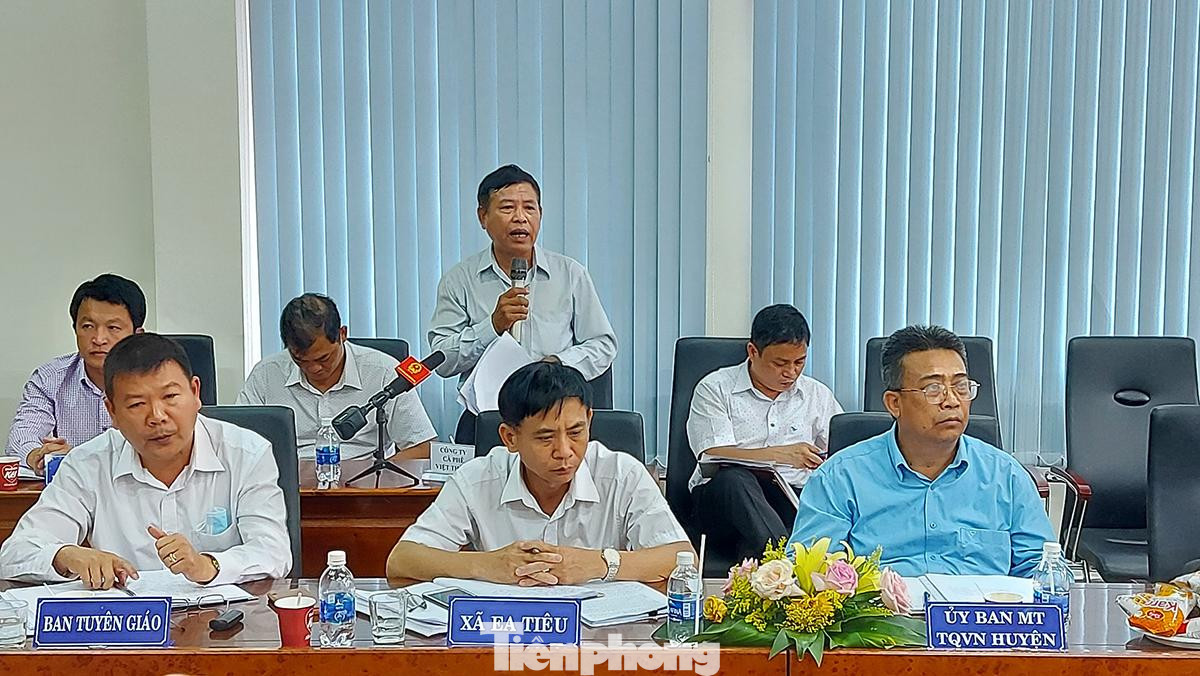 Ông Lê Phi Oánh (đứng) Phó giám đốc Cty TNHH MTV Cà phê Việt Thắng trả lời báo chí