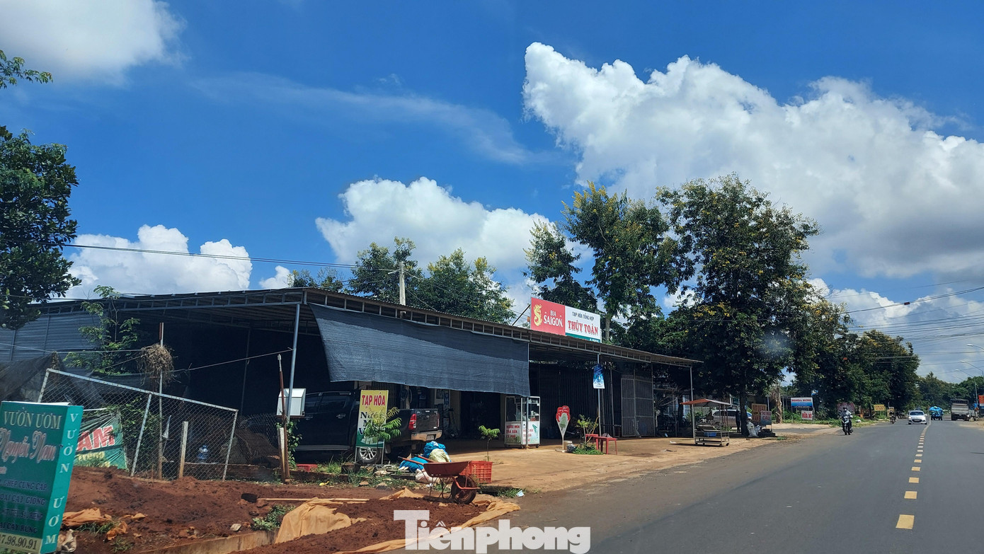 64 công trình trái phép trên đất cà phê nhận khoán 'biến' thành nhà ở, kinh doanh dịch vụ dọc Quốc lộ 27, xã Ea Tiêu, Cư Kuin