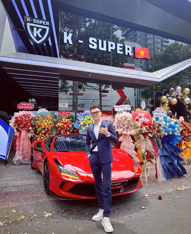 Phan Công Khanh tại showroom mới khai trương hồi tháng 6/2023.