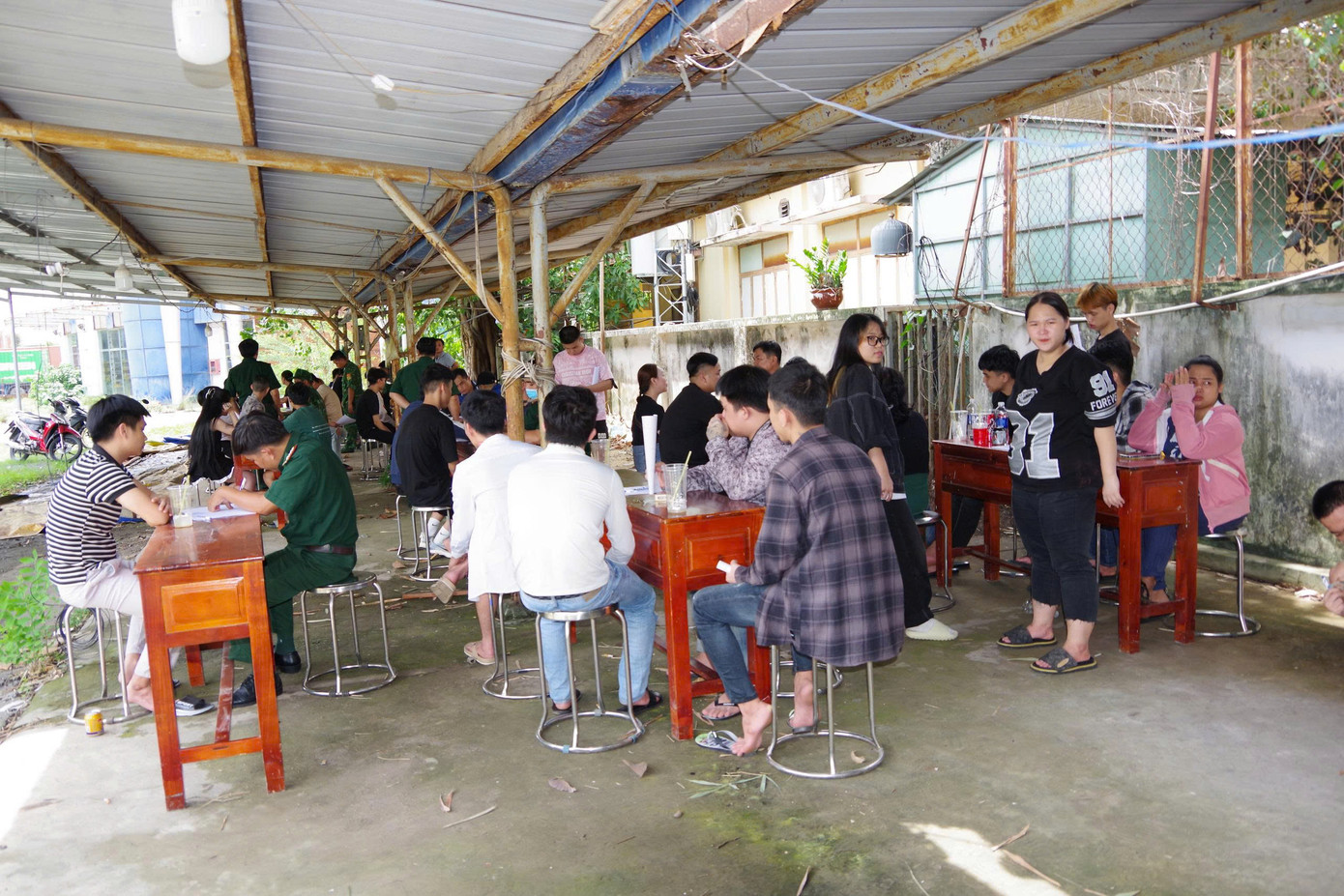 Cơ quan chức năng làm thủ tục tiếp nhận 38 công nhân về nước.