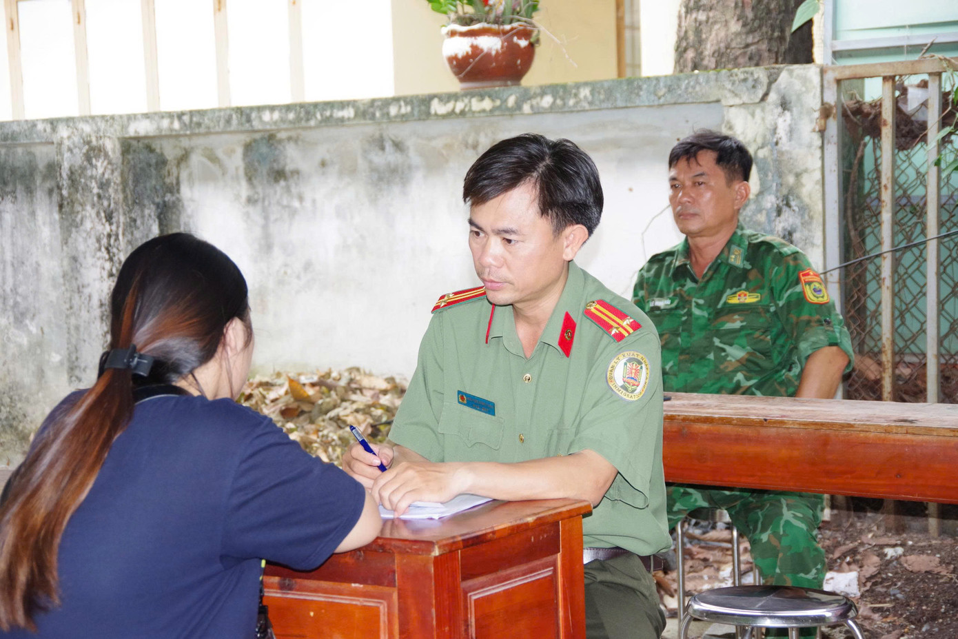 Cơ quan chức năng làm việc với công dân bị trao trả về nước.