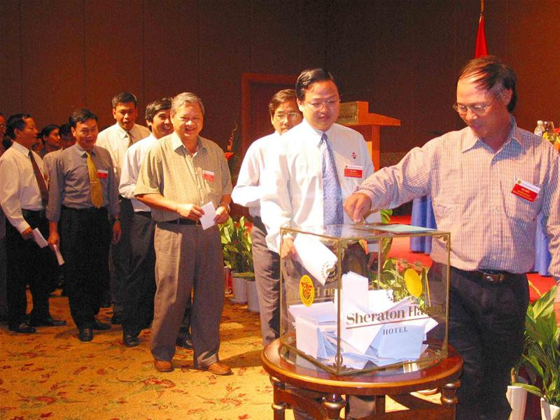 Quang cảnh Đại hội Nhiều vấn đề "nóng" làm đại biểu... khát Tâm sự phút giải lao Phút tâm tư của ông Phạm Ngọc Viễn ĐB Võ Quốc Thắng, Đoàn Nguyên Đức thảo luận các vấn đề ngoài hành lang LS Hải: "Tôi mà được mỗi 1 phiếu là tại anh đấy nhé!" Chủ tịch VFF khóa 4 Mai Liêm Trực trả lời phỏng vấn truyền hình LS Hải và ông Ngô Tử Hà: "Em xin bác chia sẻ tí kinh nghiệm" Cân nhắc kỹ trước khi đặt bút phiếu Được rồi, đã bỏ phiếu xong 116 đại biểu bỏ phiếu chọn BCH mới Hòm phiếu đầy đủ trước khi kiểm phiếu