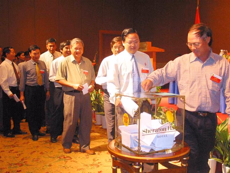 Quang cảnh Đại hội Nhiều vấn đề "nóng" làm đại biểu... khát Tâm sự phút giải lao Phút tâm tư của ông Phạm Ngọc Viễn ĐB Võ Quốc Thắng, Đoàn Nguyên Đức thảo luận các vấn đề ngoài hành lang LS Hải: "Tôi mà được mỗi 1 phiếu là tại anh đấy nhé!" Chủ tịch VFF khóa 4 Mai Liêm Trực trả lời phỏng vấn truyền hình LS Hải và ông Ngô Tử Hà: "Em xin bác chia sẻ tí kinh nghiệm" Cân nhắc kỹ trước khi đặt bút phiếu Được rồi, đã bỏ phiếu xong 116 đại biểu bỏ phiếu chọn BCH mới Hòm phiếu đầy đủ trước khi kiểm phiếu