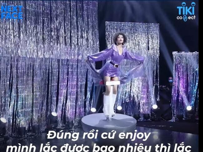 Độ khó và nguy hiểm tăng lên nhiều lần khi đứng trên con lắc mà không có dây bảo hiểm hay các phương tiện bảo hộ khác - Nguồn ảnh: The Next Face Vietnam 2021. Độ khó và nguy hiểm tăng lên nhiều lần khi đứng trên con lắc mà không có dây bảo hiểm hay các phương tiện bảo hộ khác - Nguồn ảnh: The Next Face Vietnam 2021.