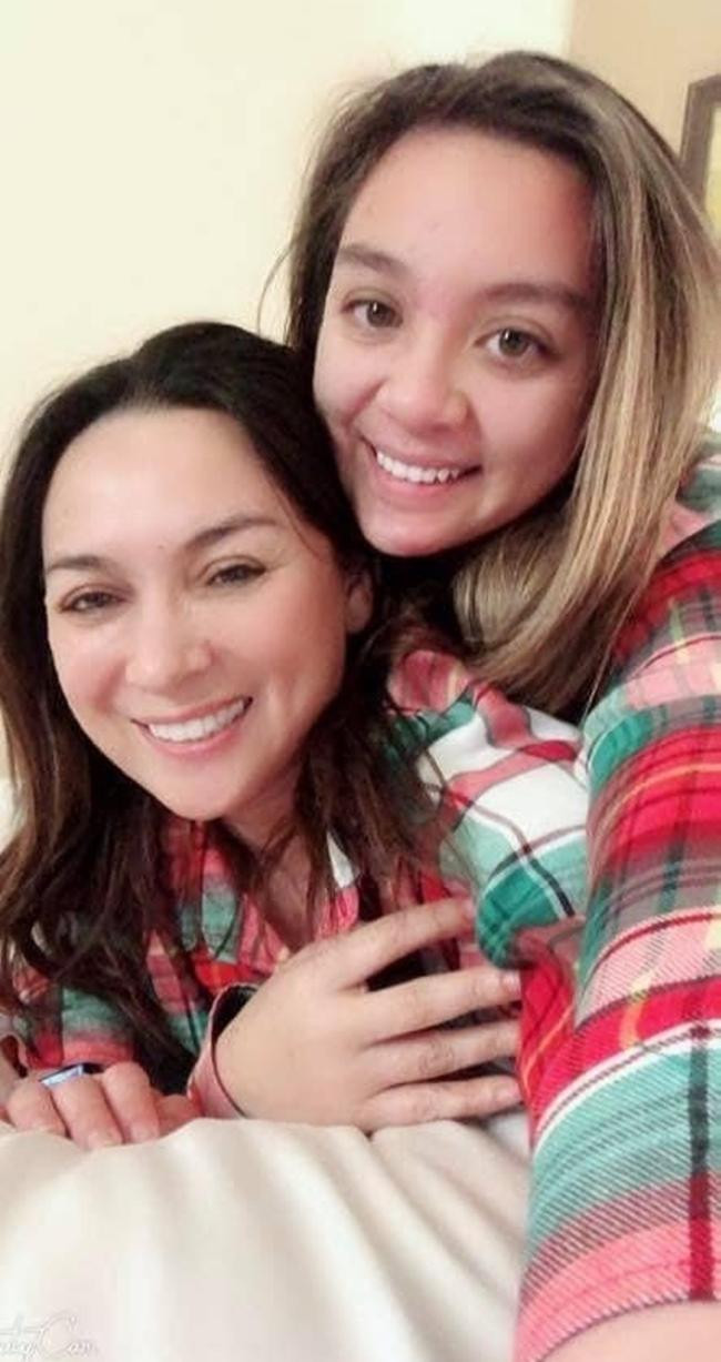 Vì dịch bệnh nên cô không thể ở bên chăm sóc mẹ. Vì dịch bệnh nên cô không thể ở bên chăm sóc mẹ.