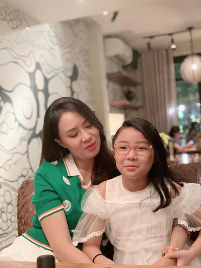 Con gái Hồng Diễm thừa hưởng nhiều nét đẹp của mẹ. - Ảnh: FBNV. Con gái Hồng Diễm thừa hưởng nhiều nét đẹp của mẹ. - Ảnh: FBNV.