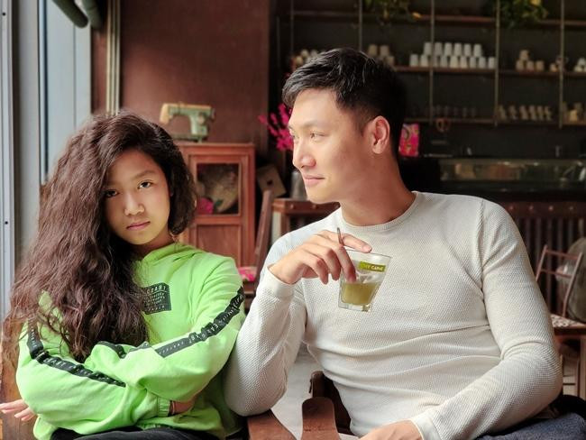 Con gái Mạnh Trường sở hữu vẻ đẹp cá tính, nổi tiếng không kém bố. - Ảnh: FBNV. Con gái Mạnh Trường sở hữu vẻ đẹp cá tính, nổi tiếng không kém bố. - Ảnh: FBNV.