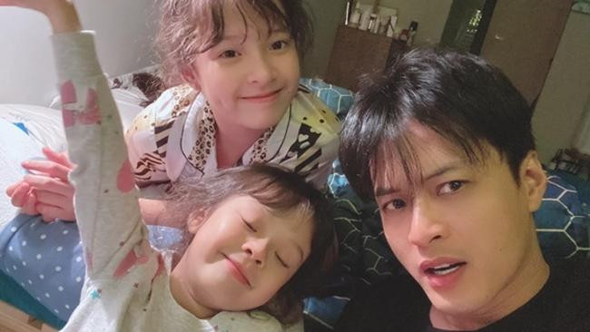 Hai "công chúa" nhà Hồng Đăng giữ bố rất kỹ. - Ảnh: FBNV. Hai "công chúa" nhà Hồng Đăng giữ bố rất kỹ. - Ảnh: FBNV.