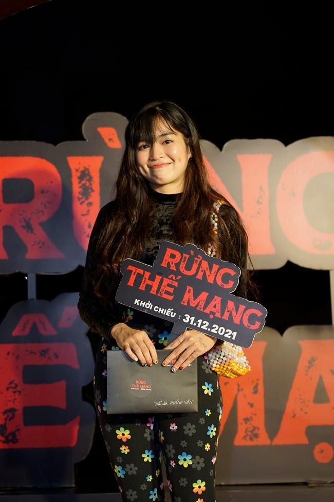 Khánh Vân lựa chọn chiếc quần "hoa hòe hoa sói" khá khó hiểu. Khánh Vân lựa chọn chiếc quần "hoa hòe hoa sói" khá khó hiểu.