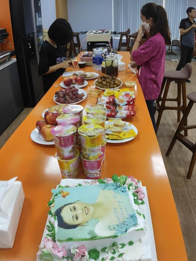 Thành viên ê-kíp "Hương Vị Tình Thân" đang chuẩn bị bàn tiệc sinh nhật. Thành viên ê-kíp "Hương Vị Tình Thân" đang chuẩn bị bàn tiệc sinh nhật.