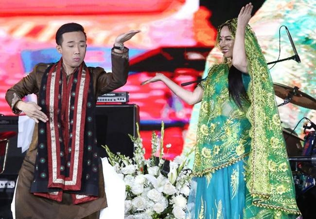 Trấn Thành và Phi Nhung từng có nhiều phần biểu diễn ăn ý. Trấn Thành và Phi Nhung từng có nhiều phần biểu diễn ăn ý.