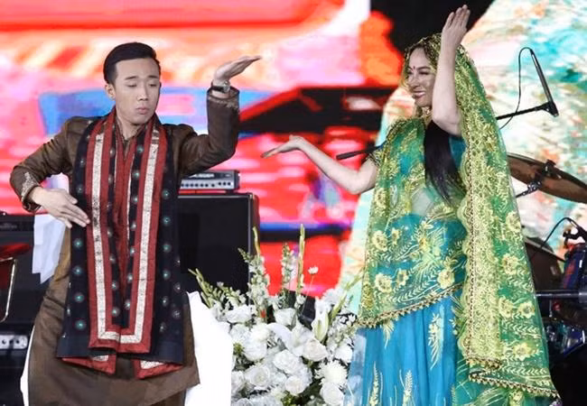 Trấn Thành và Phi Nhung từng có nhiều phần biểu diễn ăn ý. Trấn Thành và Phi Nhung từng có nhiều phần biểu diễn ăn ý.