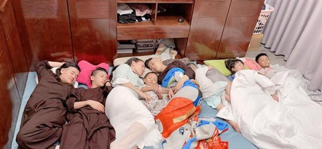 Phi Nhung và các con nuôi. Phi Nhung và các con nuôi.