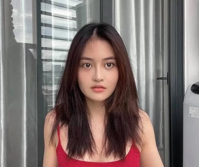 Gương mặt thảng thốt của Thùy Anh khi thấy thành quả tự cắt tóc của mình.