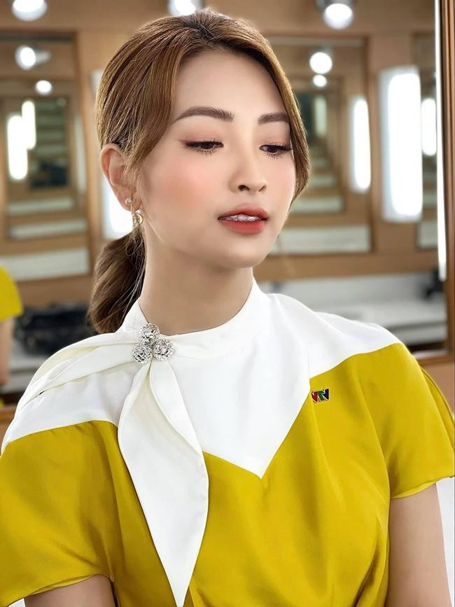 Huyền Trang được nhiều khán giả yêu thích bởi cách dẫn chương trình dí dỏm, duyên dáng. Huyền Trang được nhiều khán giả yêu thích bởi cách dẫn chương trình dí dỏm, duyên dáng.