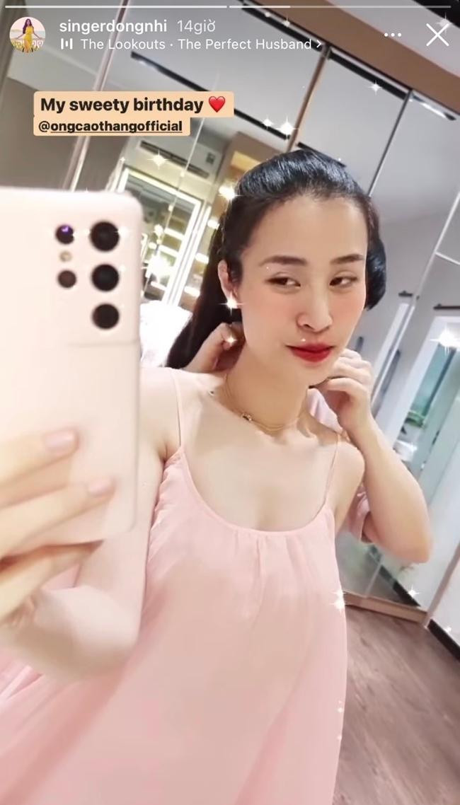 Ông Cao Thắng đã tự tay đeo quà sinh nhật cho bà xã. Ông Cao Thắng đã tự tay đeo quà sinh nhật cho bà xã.