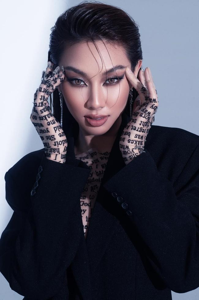 Thùy Tiên mang thần thái chuẩn beauty queen với phong cách trang điểm đậm và ánh mắt sắc sảo.