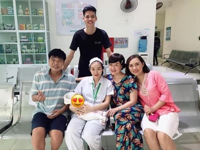 Em bé này là con của....