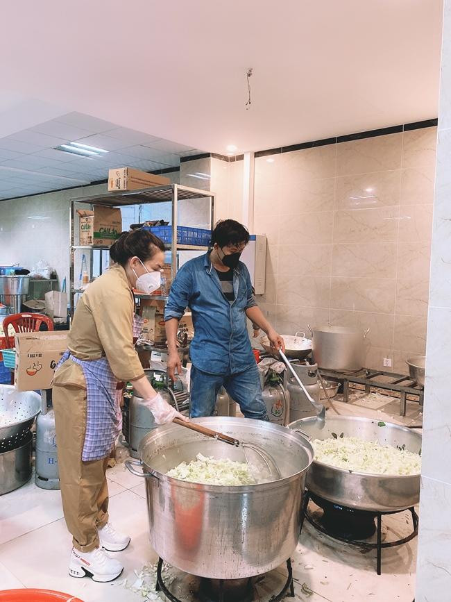 Phi Nhung tất bật với công tác thiện nguyện trong mùa dịch. Phi Nhung tất bật với công tác thiện nguyện trong mùa dịch.