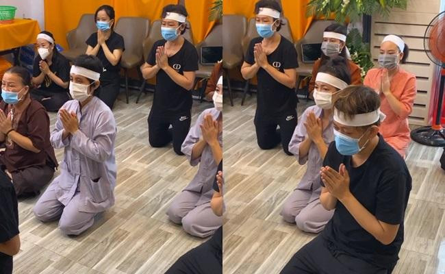 Mẹ Hồ Văn Cường (áo đen phía sau) khấn nguyện tiễn đưa Phi Nhung.