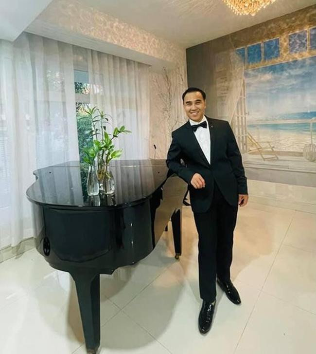 Cuộc đời Quyền Linh "nở hoa" nhờ có 2 con gái vừa xinh đẹp vừa khéo tay. Cuộc đời Quyền Linh "nở hoa" nhờ có 2 con gái vừa xinh đẹp vừa khéo tay.