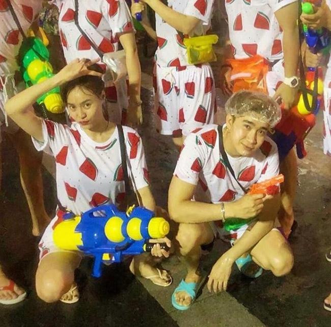 Cư dân mạng soi ra nhiều bằng chứng hẹn hò của Lan Ngọc và Chi Dân nhưng cả hai chỉ thừa nhận là bạn thân.