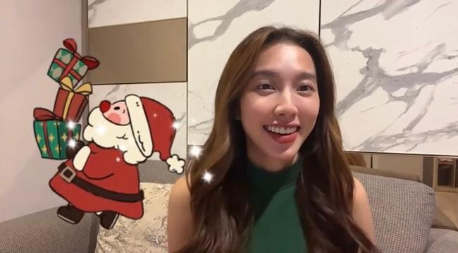 Thùy Tiên tươi tắn và rạng rỡ chuẩn bị xem quà "xịn" được gửi từ Việt Nam. - Ảnh cắt từ clip.