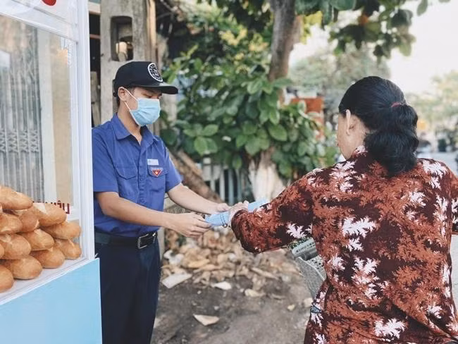 Những hình ảnh đẹp của thanh niên Huế những ngày chống dịch. - Ảnh: FBNV